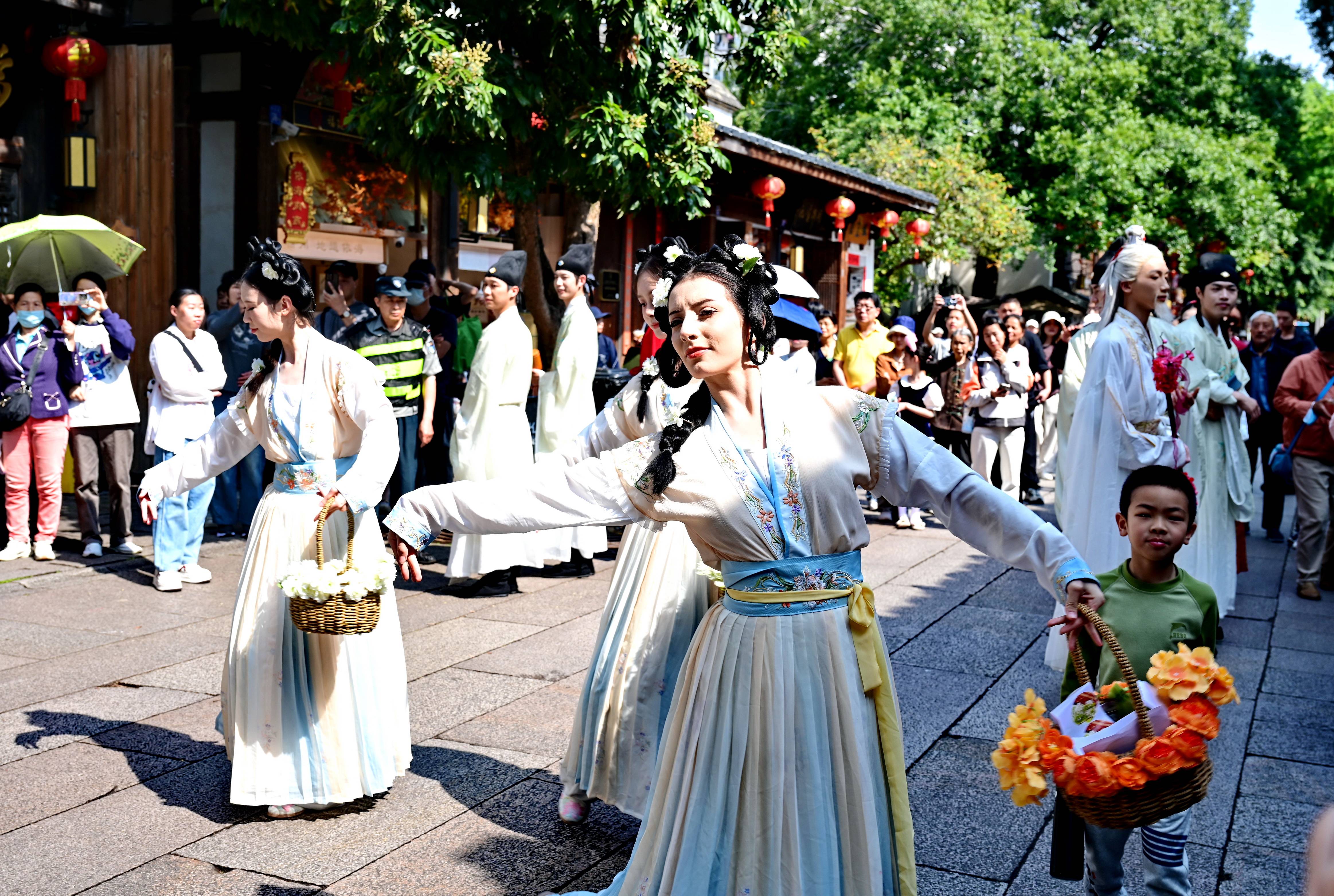 Fuzhou Flower Goddess Hanfu Parade: 1.86M Tourists, 420M Views