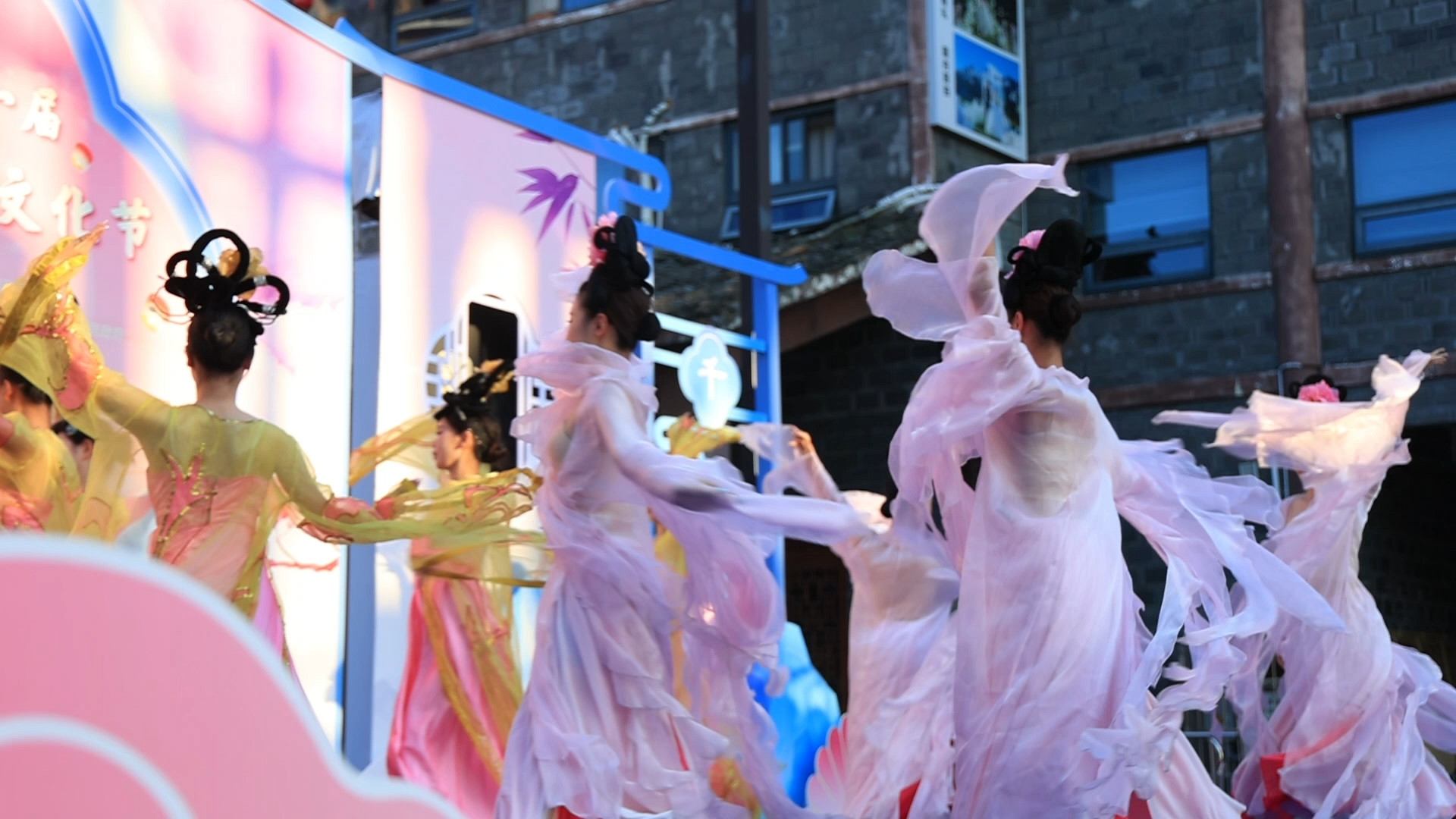 Rongchang River Lantern Fete Illuminates Wanling Town
