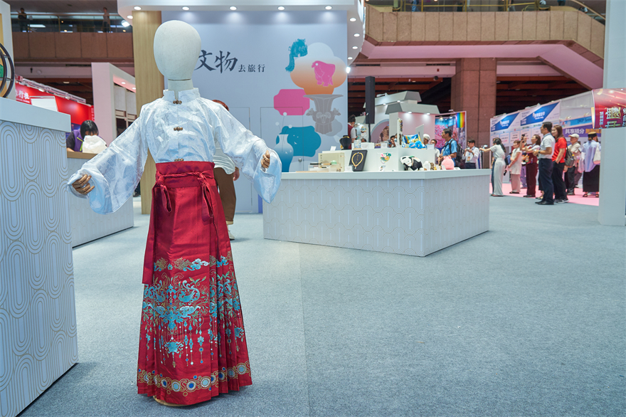 National Museum of China at Taipei Fair: Hanfu Area Draws Visitors