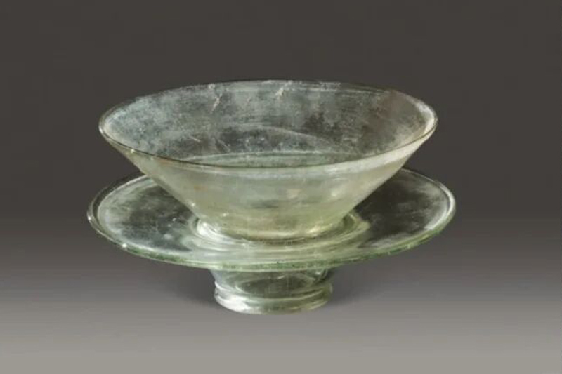 Chen Duling Performs the Displaced Glass Relic