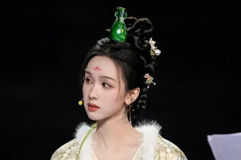 Chen Duling Performs the Displaced Glass Relic