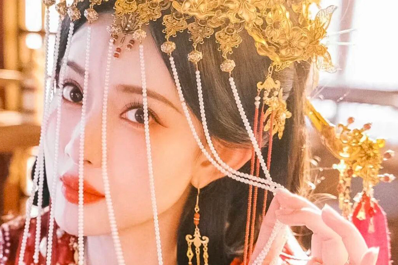 Cinematic Misuse of Qing Crowns in Blossoms of Power
