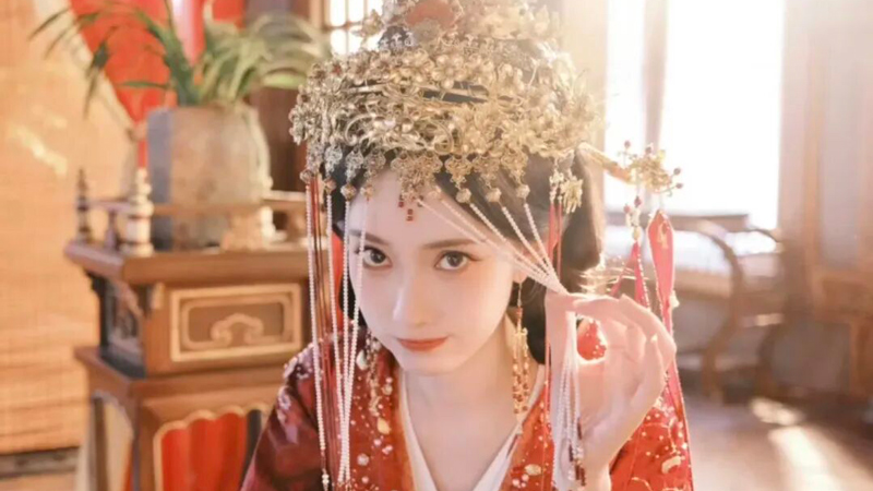 Cinematic Misuse of Qing Crowns in Blossoms of Power