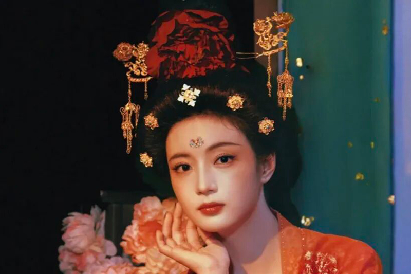 Giant Floral Headdresses and Tang Drama Myths