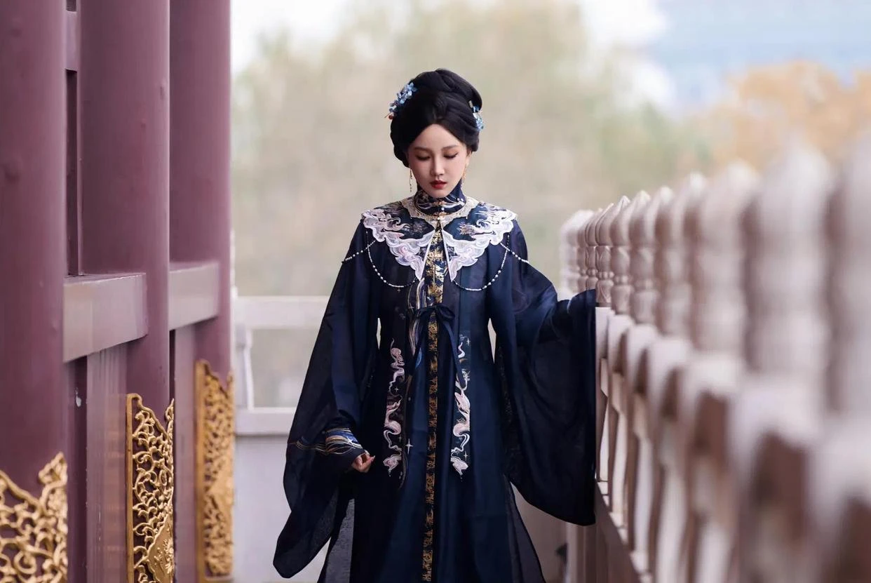 Chen Xiaoyun looking back