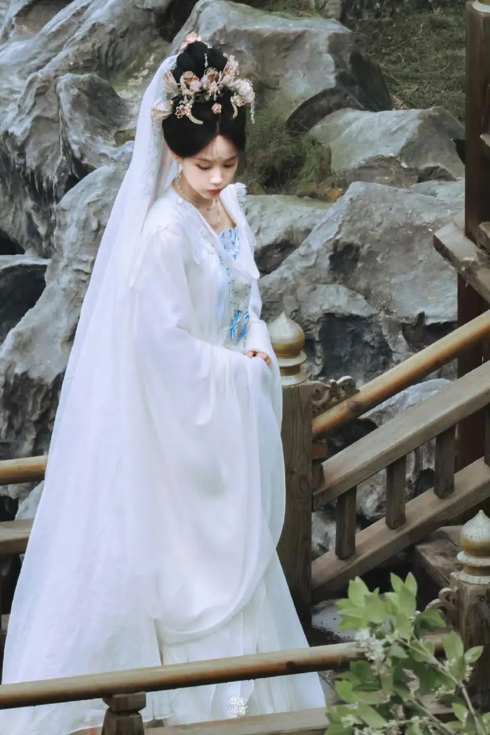 At 34, Li Yitong Wears a Guanyin Veil and Dunhuang Hanfu