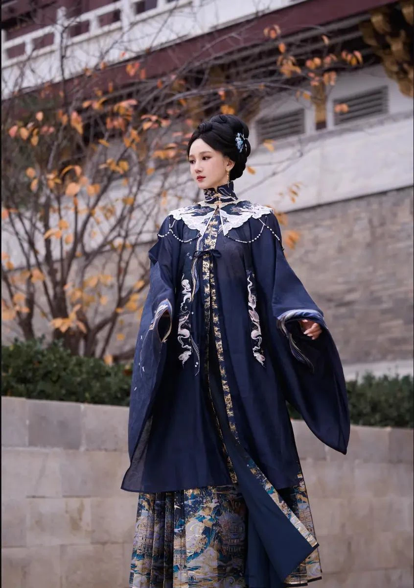 Chen Xiaoyun walking