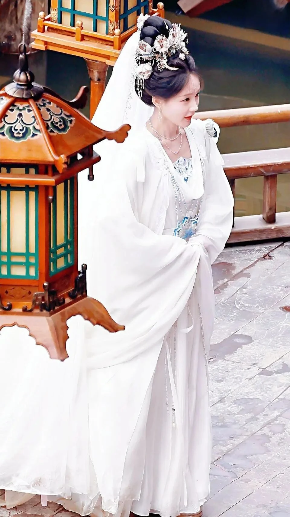 At 34, Li Yitong Wears a Guanyin Veil and Dunhuang Hanfu