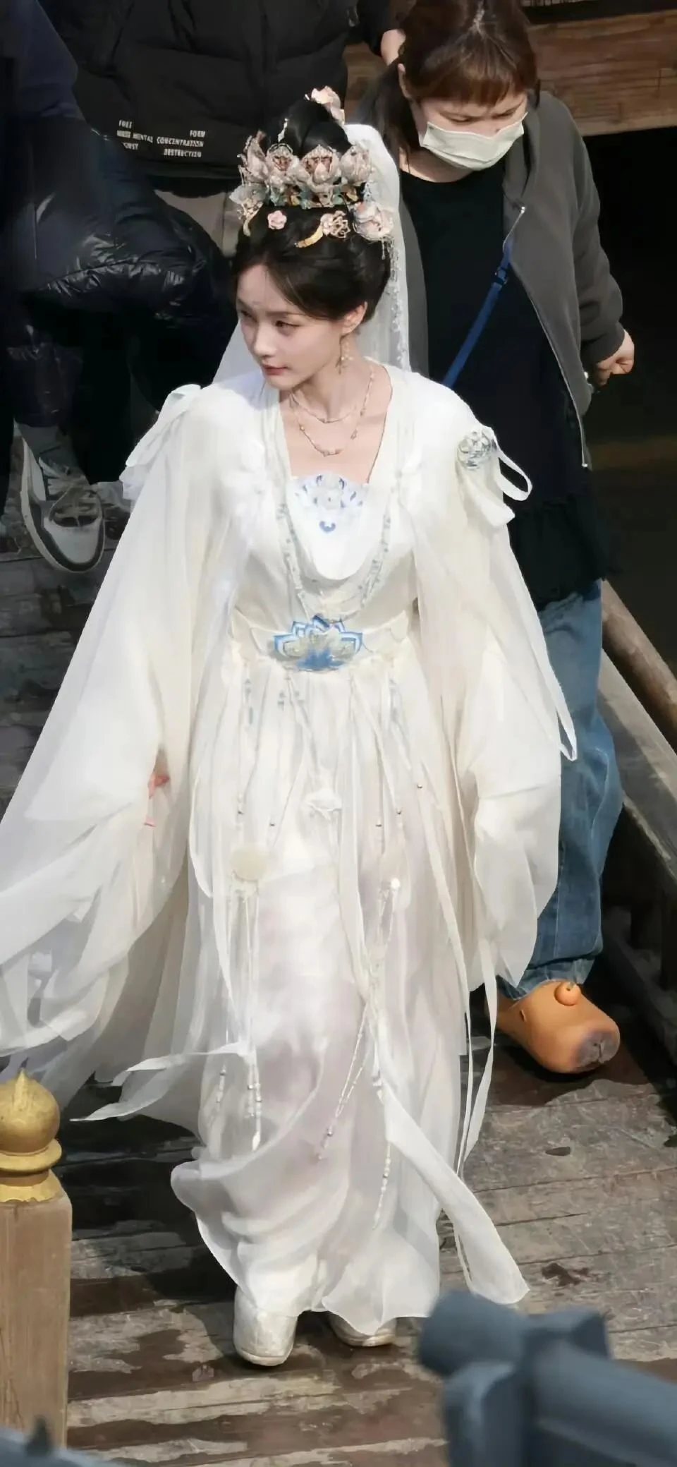 At 34, Li Yitong Wears a Guanyin Veil and Dunhuang Hanfu