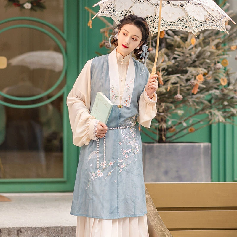 modern lady Chinese hanfu dress