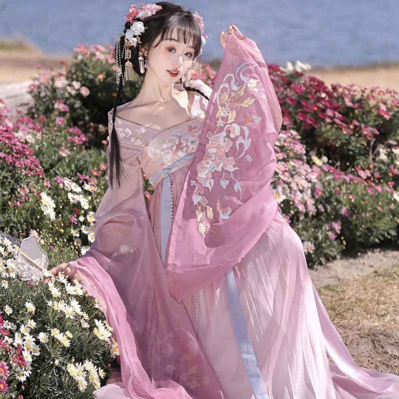Ladies-Qixiong-Shanqun-North-and-South-Dynasty-Hanfu-Style-Embroidered-Large-Sleeve-Skirt-2 Ladies Qixiong Shanqun North and South Dynasty Hanfu Style Embroidered Large Sleeve Skirt
