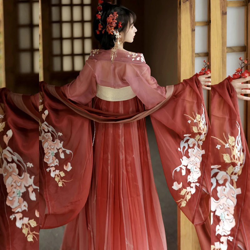 Ladies-Qixiong-Shanqun-North-and-South-Dynasty-Hanfu-Style-Embroidered-Large-Sleeve-Skirt-4 Ladies Qixiong Shanqun North and South Dynasty Hanfu Style Embroidered Large Sleeve Skirt