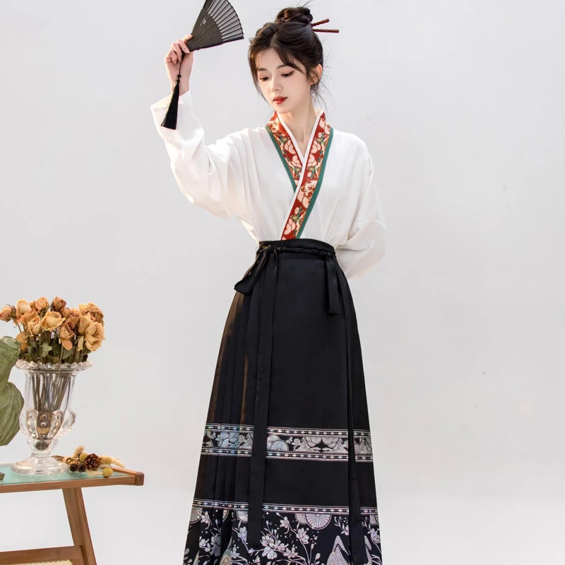 Women-Mamian-Skirt-Ming-Dynasty-Modified-Hanfu-for-Everyday-Wear-2 Women Mamian Skirt Ming Dynasty Modified Hanfu for Everyday Wear