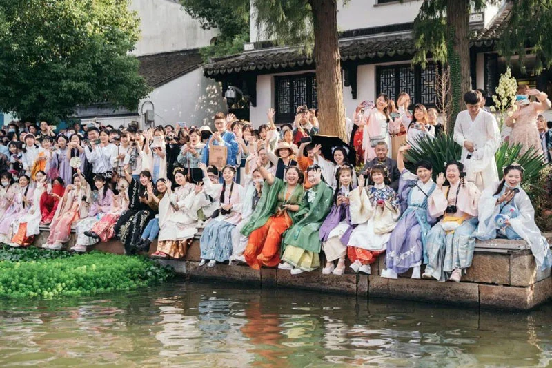 Hanfu Enthusiasts Celebrate Festival in Ancient Chinese Town