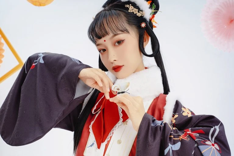 Bringing Eastern Hanfu Style Christmas Holiday