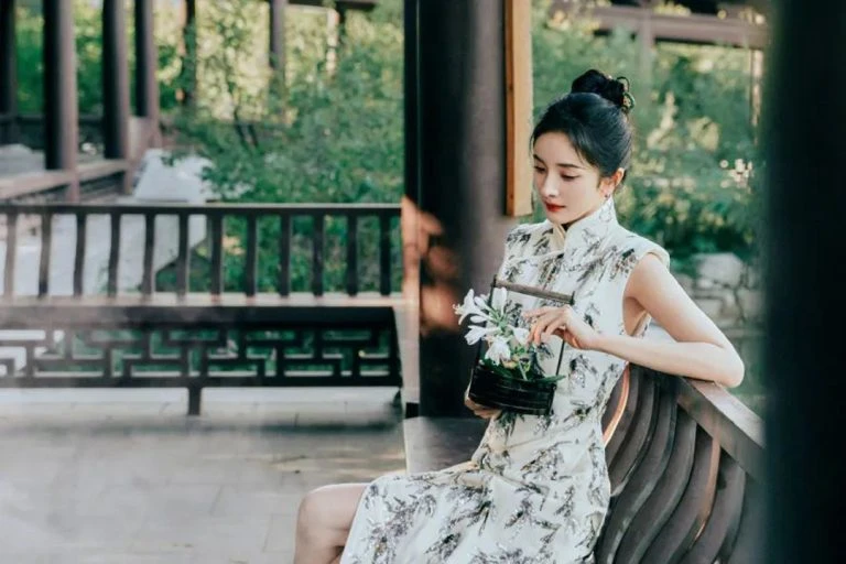 New Fashion, Yang Mi's Neo-Traditional Cheongsam Style