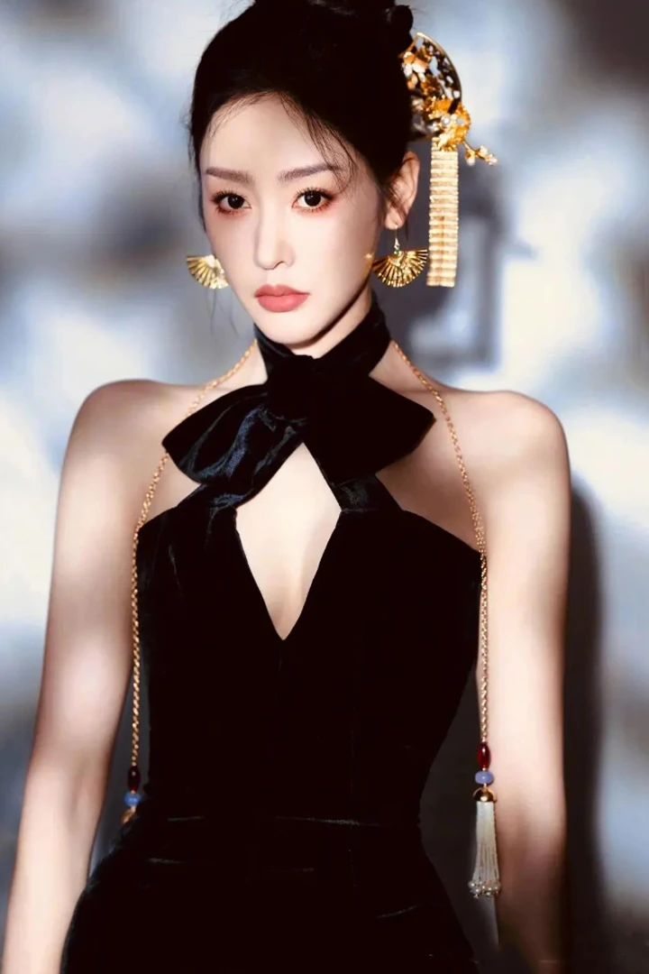 Zhang Tian'ai's Enchanting Photoshoot in a Chinese Cheongsam