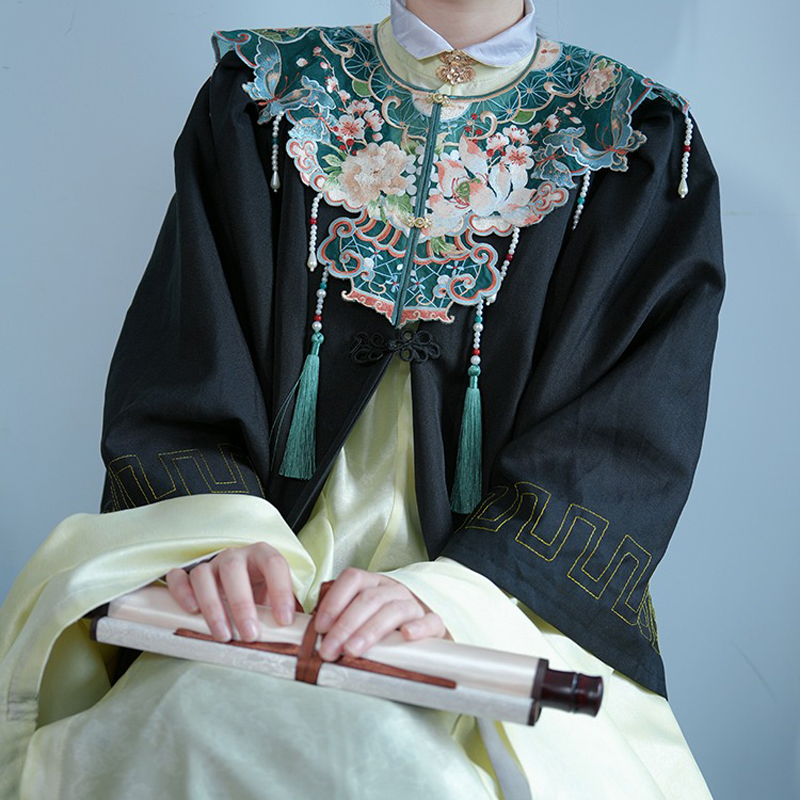 Ming-Dynasty-Hanfu-Yun-Jian-Accessories-Embroidered-Flower-Cloud-Shoulder-3 Ming Dynasty Hanfu Yun Jian Accessories Embroidered Flower Cloud Shoulder