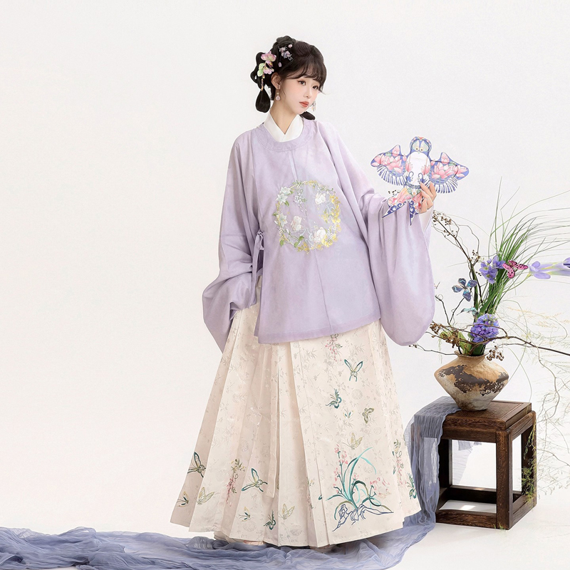 Classic-Ming-Dynasty-Women-Hanfu-Round-Neck-Mamian-Skirt-Winter-Set-1 Moonlit Elegance