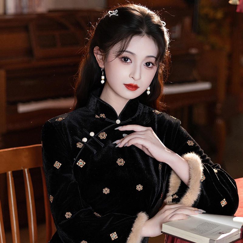 Women-Black-Winter-Cheongsam-Thickened-Velvet-Long-Length-Qipao-3 Women Black Winter Cheongsam Thickened Velvet Long-Length Qipao