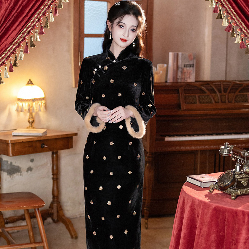 Women-Black-Winter-Cheongsam-Thickened-Velvet-Long-Length-Qipao-4 Women Black Winter Cheongsam Thickened Velvet Long-Length Qipao