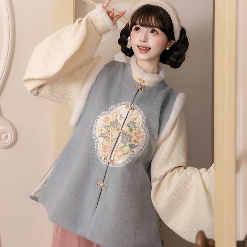 Women-New-Year-Hanfu-Bijia-Set-Ming-Dynasty-Style-Thickened-Winter-Attire-2 Women New Year Hanfu Bijia Set Ming Dynasty Style Thickened Winter Attire