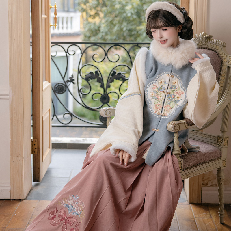 Women-New-Year-Hanfu-Bijia-Set-Ming-Dynasty-Style-Thickened-Winter-Attire-4 Women New Year Hanfu Bijia Set Ming Dynasty Style Thickened Winter Attire