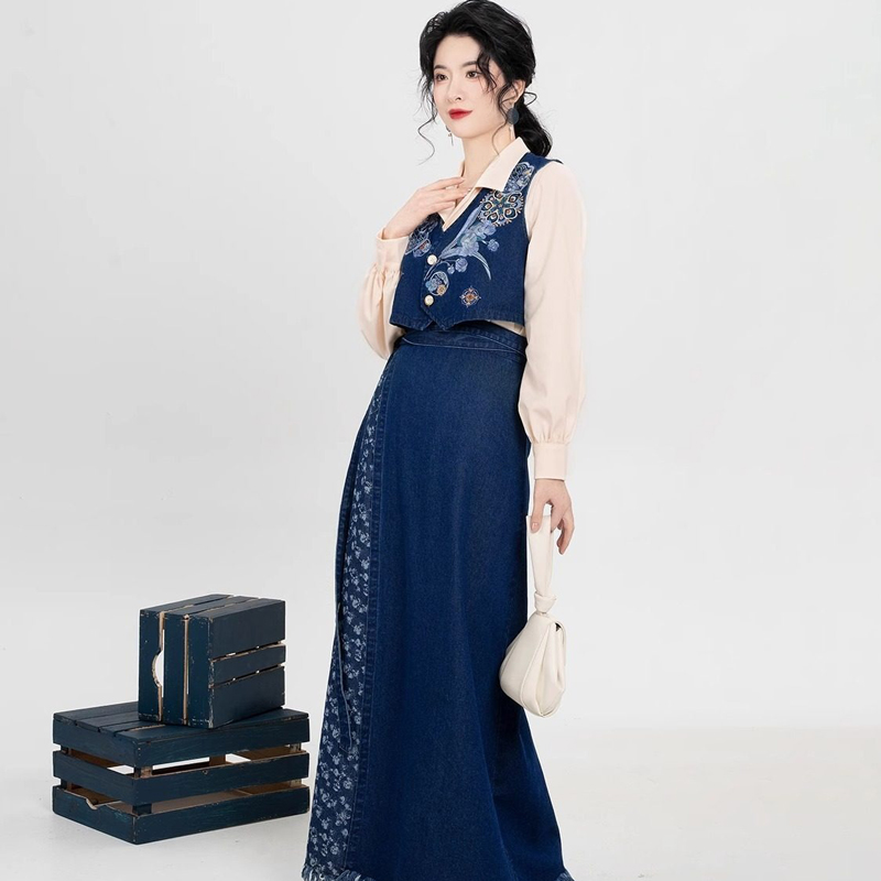 Fashionable-Hanfu-Short-Embroidered-Vest-with-Denim-Inspired-Xuanqun-2 Fashionable Hanfu Short Embroidered Vest with Denim-Inspired Xuanqun