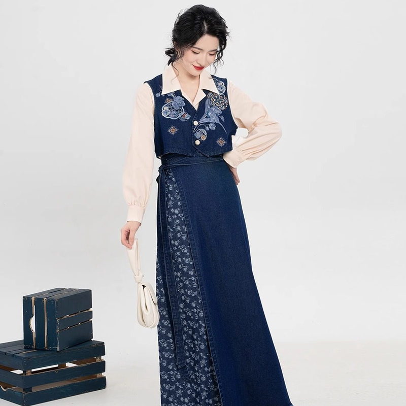 Fashionable-Hanfu-Short-Embroidered-Vest-with-Denim-Inspired-Xuanqun-4 Fashionable Hanfu Short Embroidered Vest with Denim-Inspired Xuanqun