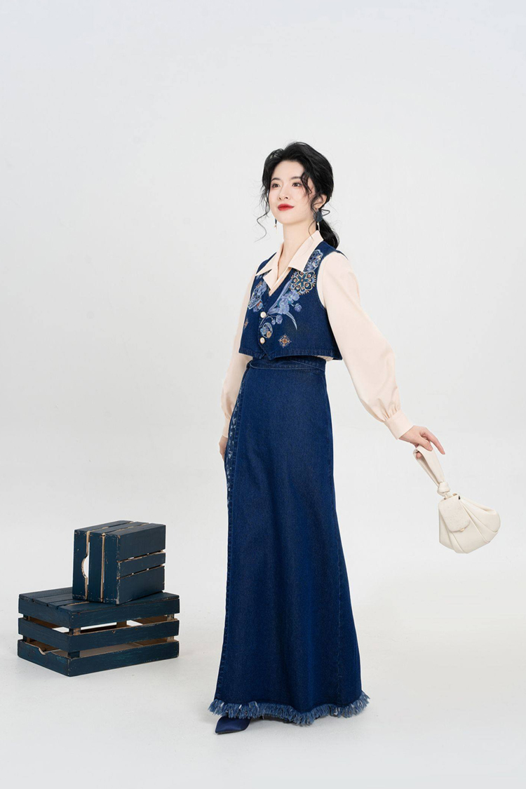 Fashionable Hanfu Short Embroidered Vest with Denim-Inspired Xuanqun