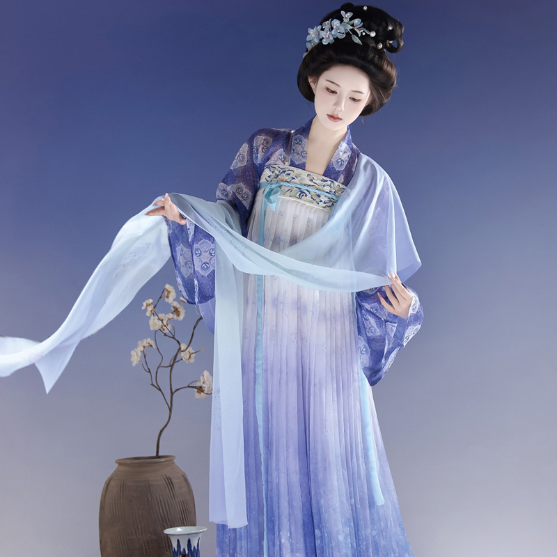 Tang-Dynasty-Inspired-Women's-Qixiong-Ruqun-Blue-and-White-Porcelain-Style-Ethereal-Ensemble-3 Tang Dynasty Inspired Women's Qixiong Ruqun Blue-and-White Porcelain Style Ethereal Ensemble