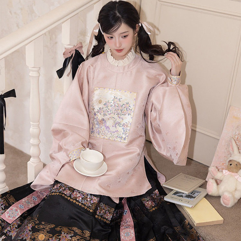 Ming-Dynasty-Women-Hanfu-Set-Round-Neck-Aoqun-Set-1 Yue Tu Bao He (月兔宝盒)