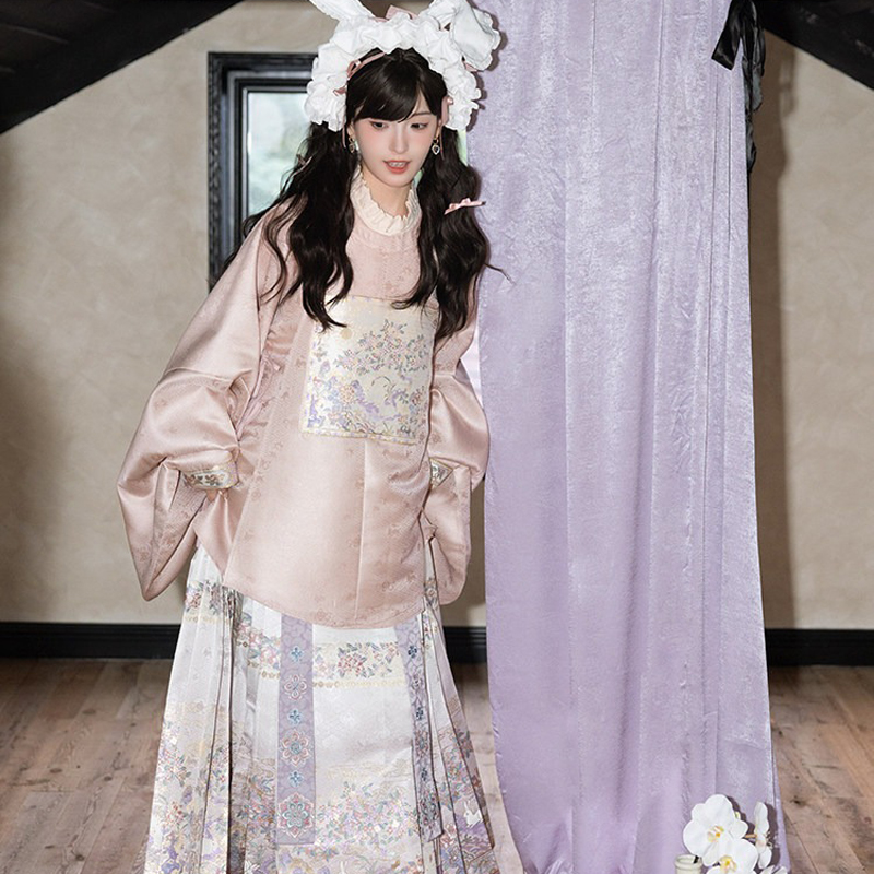 Ming-Dynasty-Women-Hanfu-Set-Round-Neck-Aoqun-Set-4 Ming Dynasty Women Hanfu Set Round-Neck Aoqun Set