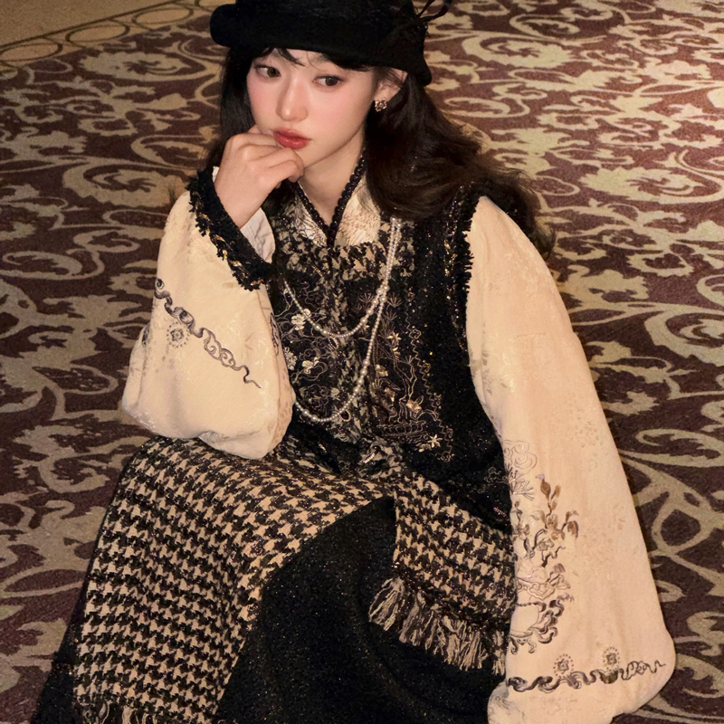 Spring-Ming-Dynasty-Style-Hanfu-Set-Black-Fashionable-Hanyuansu-Women-Attire-3 Spring Ming Dynasty Style Hanfu Set Black Fashionable Hanyuansu Women Attire