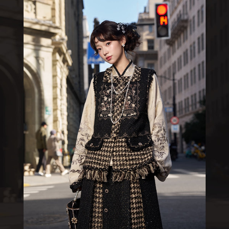 Spring-Ming-Dynasty-Style-Hanfu-Set-Black-Fashionable-Hanyuansu-Women-Attire-4 Spring Ming Dynasty Style Hanfu Set Black Fashionable Hanyuansu Women Attire