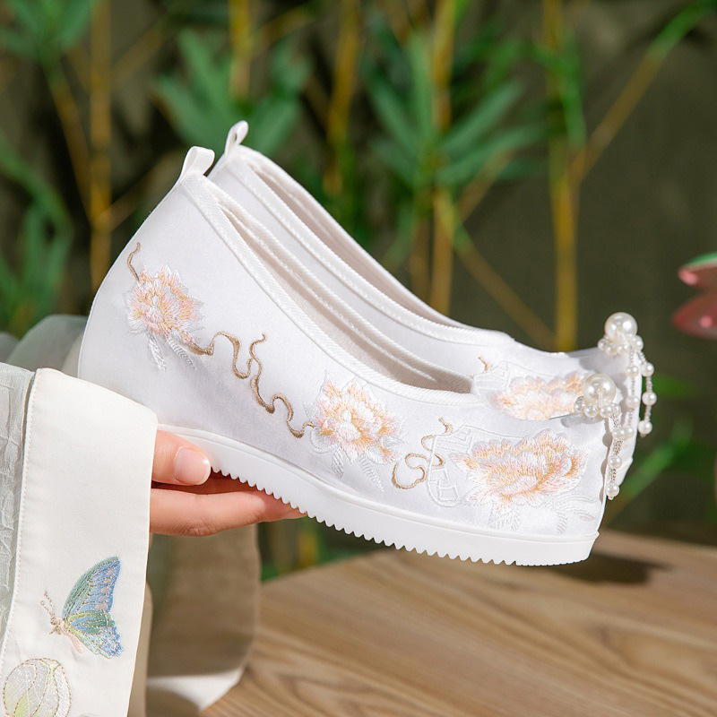 Women-Embroidered-Hanfu-Shoes-with-Hidden-Wedge-1 Women Embroidered Hanfu Shoes with Hidden Wedge