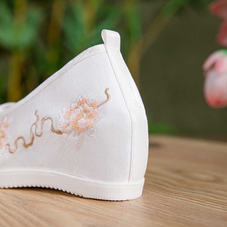 Women Embroidered Hanfu Shoes with Hidden Wedge