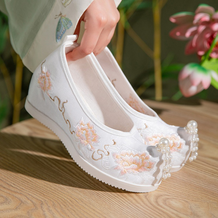 Women Embroidered Hanfu Shoes with Hidden Wedge