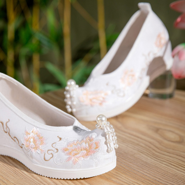 Women Embroidered Hanfu Shoes with Hidden Wedge