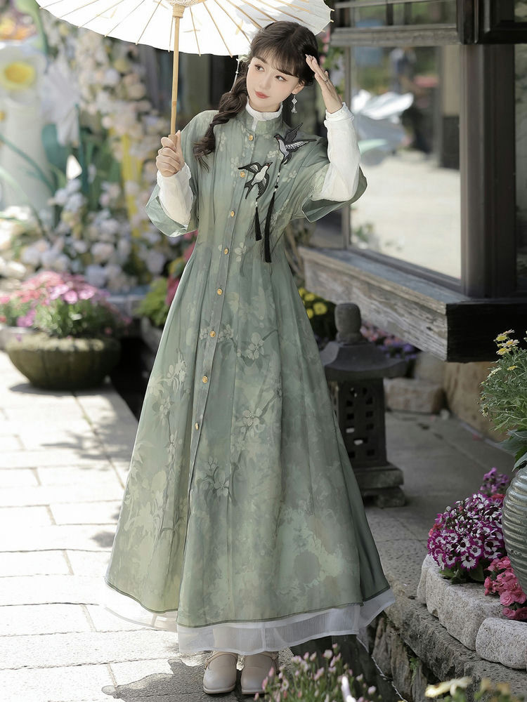 Women Spring Long Fashionable Hanfu Dress with Swallow Motifs 