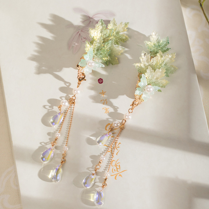 Maple-Leaf-Inspired-Traditional-Hairpins-Hanfu-Tassel-Clips-and-Qipao-Outfit-Combinations-2 Maple Leaf-Inspired Traditional Hairpins Hanfu Tassel Clips and Qipao Outfit Combinations