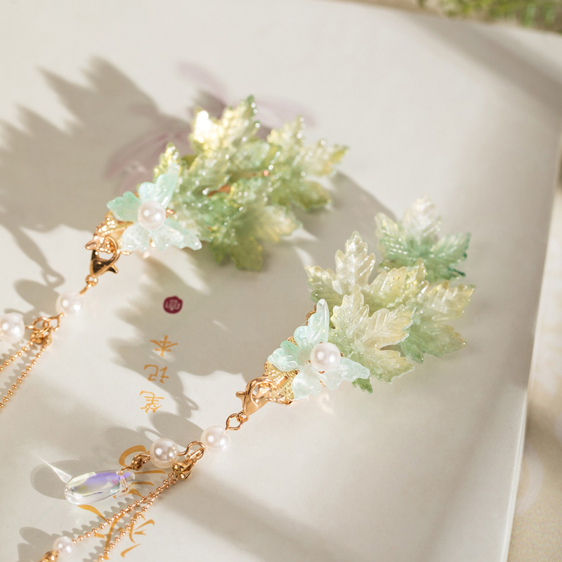 Maple-Leaf-Inspired-Traditional-Hairpins-Hanfu-Tassel-Clips-and-Qipao-Outfit-Combinations-4 Maple Leaf-Inspired Traditional Hairpins Hanfu Tassel Clips and Qipao Outfit Combinations