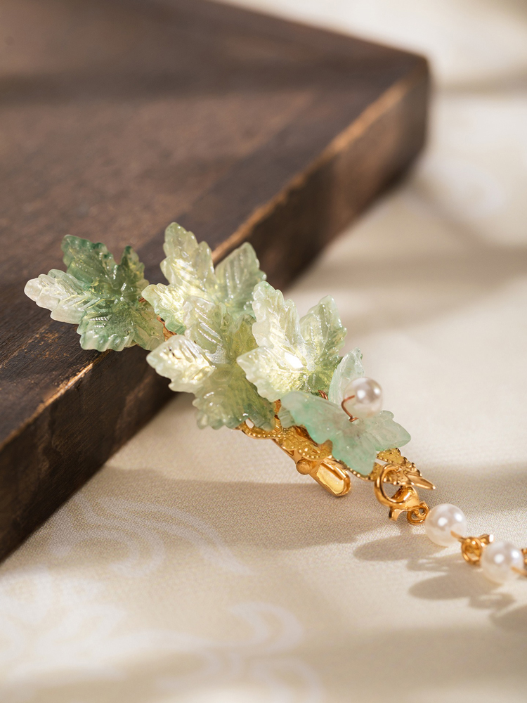 Maple Leaf-Inspired Traditional Hairpins Hanfu Tassel Clips and Qipao Outfit Combinations