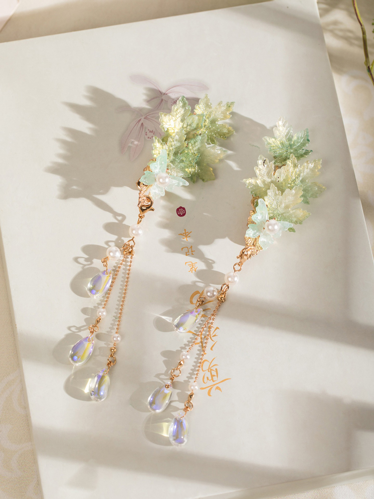 Maple Leaf-Inspired Traditional Hairpins Hanfu Tassel Clips and Qipao Outfit Combinations