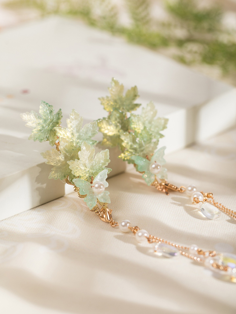 Maple Leaf-Inspired Traditional Hairpins Hanfu Tassel Clips and Qipao Outfit Combinations