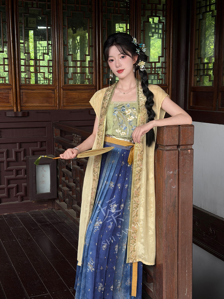 Summer Women Hanfu in Song Dynasty Style with Short Sleeve Design