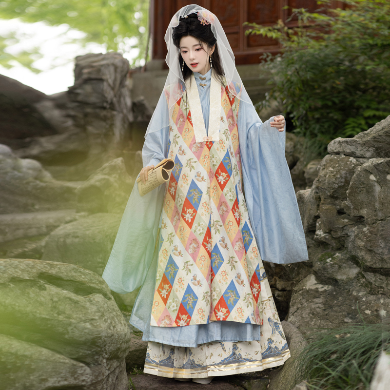 Traditional-Ming-Dynasty-Hanfu-Set-for-Women-Retro-Mamian-Qun-in-the-Style-of-Dream-of-the-Red-Chamber-1 Traditional Ming Dynasty Hanfu Set for Women Retro Mamian Qun in the Style of Dream of the Red Chamber
