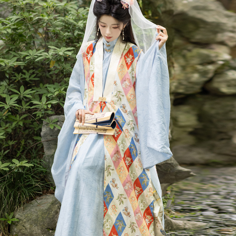Traditional-Ming-Dynasty-Hanfu-Set-for-Women-Retro-Mamian-Qun-in-the-Style-of-Dream-of-the-Red-Chamber-2 Traditional Ming Dynasty Hanfu Set for Women Retro Mamian Qun in the Style of Dream of the Red Chamber