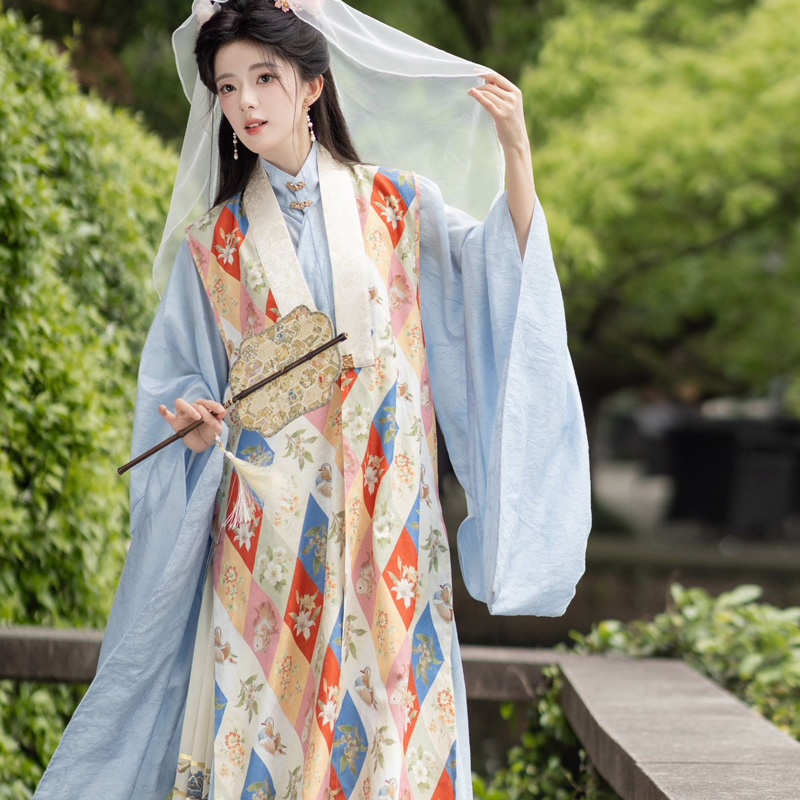 Traditional-Ming-Dynasty-Hanfu-Set-for-Women-Retro-Mamian-Qun-in-the-Style-of-Dream-of-the-Red-Chamber-4 Traditional Ming Dynasty Hanfu Set for Women Retro Mamian Qun in the Style of Dream of the Red Chamber
