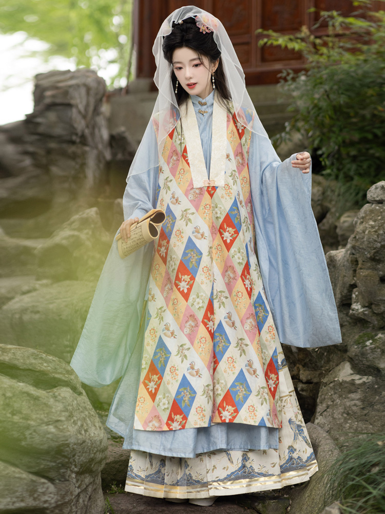 Traditional Ming Dynasty Hanfu Set for Women Retro Mamian Qun in the Style of Dream of the Red Chamber